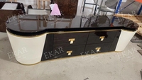 Meuble TV en acier miroir doré avec accents de quincaillerie