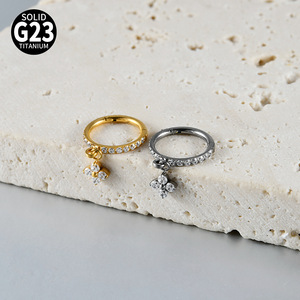 Anillo Segmentado de Titanio G23 con Flor y Circonita Cúbica |   Joyas Florales para Perforaciones de Nariz y Oreja para Estudios de Estética y Suministro al por Mayor - Product Image 1
