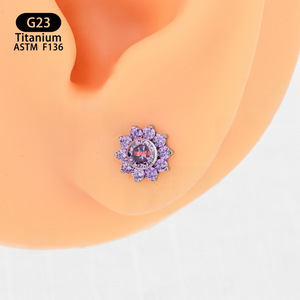 Clous d'oreilles en titane F136 avec zircon serti à griffes, bijoux de piercing unisexe - Product Image 2