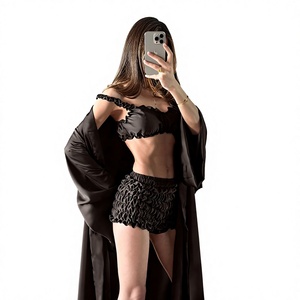 Nuevo Conjunto de Pijama Europeo Americano de Satén Plisado de Poliéster, Casual, Cómodo, de Manga Larga, Camisola, Pantalones Cortos y Cárdigan - Product Image 1