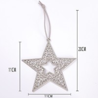 Decoraciones navideñas: árbol de Navidad calado en forma de corazón, decoraciones para escaparates y pequeños adornos de estrellas de cinco puntas.