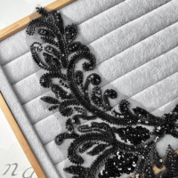 Applique de col en dentelle brodée de sequins noirs de luxe, grande applique en V pour la conception de robes et de costumes