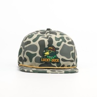 Op maat gemaakte hoogwaardige ongestructureerde katoenen baseballcap met 5 panelen, platte klep en snapback sluiting, met aangepaste camouflage stijl
