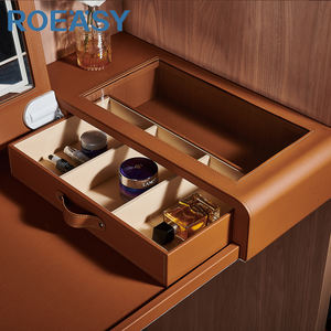 ROEASY Miroir de courtoisie à lumière LED <span class=keywords><strong>avec</strong></span> système de levage AI et <span class=keywords><strong>armoire</strong></span> à bijoux garnie de cuir Mécanisme de panier rétractable - Product Image 3