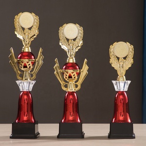 Tasse universelle de <span class=keywords><strong>trophée</strong></span> en plastique à base d'or pour les événements et les compétitions T23 Taille S - Product Image 2