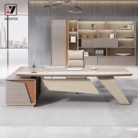 Bureau de direction moderne en forme de L avec table d'appoint, design en panneaux de bois durables