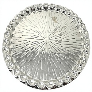 Plateau de service rond en métal argenté, décor texturé soleil, bord festonné, plat de luxe pour mariage et décoration de table - Product Image 1