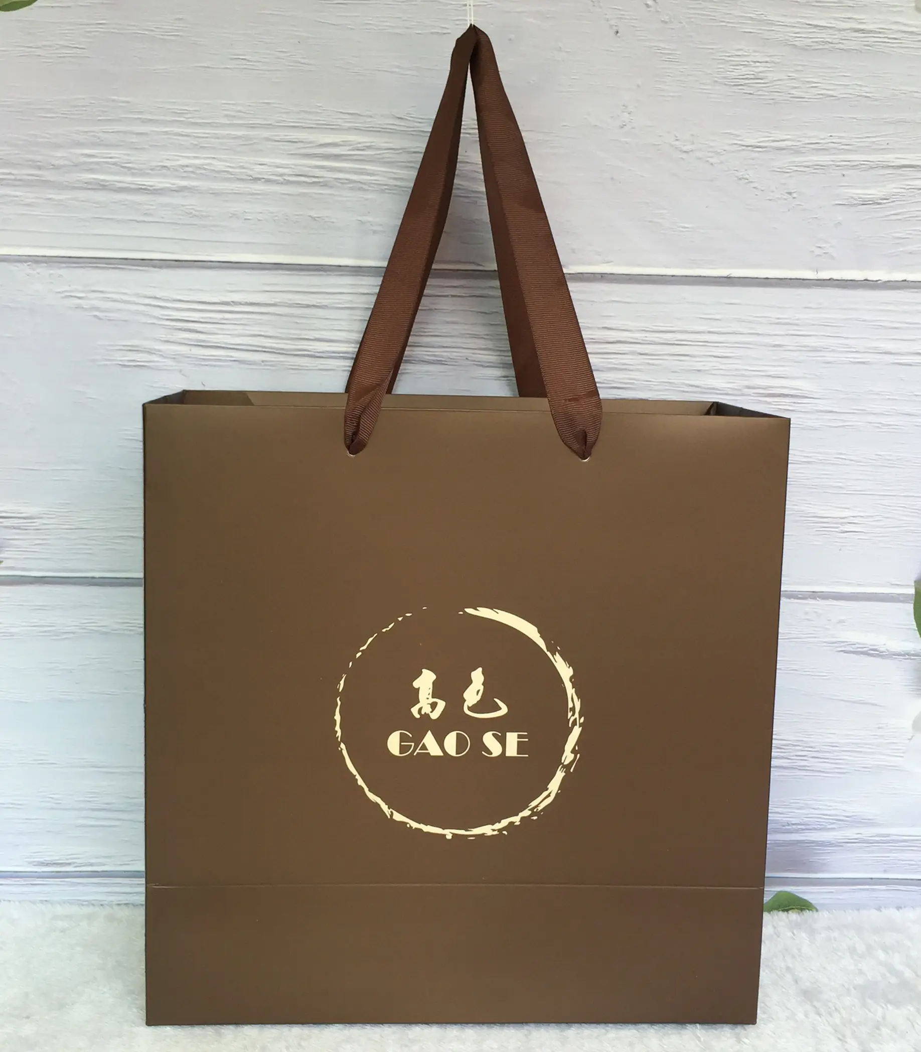 Saco de papel marrom personalizado luxuoso, saco de papel marrom personalizado logotipo impresso saco de papel boutique para roupas com alça