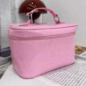 Bolsa de Almacenamiento de Cosméticos de Viaje Impermeable Rosa de 10 Pulgadas, Bolsa de Aseo Portátil, Bolsas de Maquillaje de PU Brillante con Logotipo en Relieve - Product Image 5