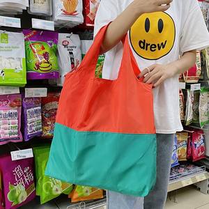 <span class=keywords><strong>Sac</strong></span> à bandoulière pliable en polyester à grande capacité, à deux couleurs, avec lettres, imperméable, à fermeture ouverte, pour les courses - Product Image 4