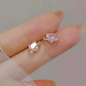 Orecchini a perno a forma di cuore rosa per donna, gioielli per l'orecchio alla moda, scintillanti, dolci e versatili - Product Image 1