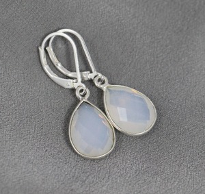 ต่างหูโอปอลทรงลูกแพร์ชุบทองหินธรรมชาติเครื่องประดับหินประจำเดือนมาพร้อมดีไซน์แบบคันโยกสำหรับผู้หญิง - Product Image 4