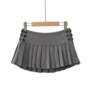 Minigonna a vita alta a righe grigie effetto invecchiato stile college, con pieghe e bottoni laterali a vita bassa, modello a trapezio - Product Image 2