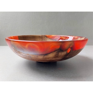 Bol décoratif en bois et résine époxy, motif tourbillon rouge orangé, pour servir des fruits, des collations, des salades, comme centre de table et pour la décoration moderne de la maison - Product Image 1