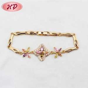 แฟชั่นสไตล์ปี 2026 กำไลข้อมือดีไซน์ทันสมัยประดับเพชรซิคอนทองอินเดีย 18K สำหรับผู้หญิง - Product Image 1