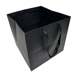 Bolsas de Regalo de Papel Reciclado Biodegradables Ecológicas de Lujo Personalizadas al por Mayor con Logotipo para Envasado de Alimentos, Jabón de Hotel, Ropa - Product Image 1