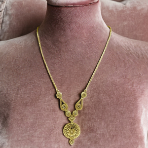 Conjunto de Collar y Pendientes con Colgante Circular Geométrico Dorado con Pavé de Diamantes Brillantes, Joyería Moderna y Sofisticada - Product Image 2