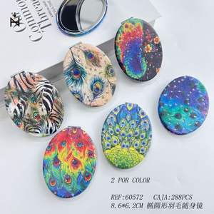 Specchio da Trucco Portatile Ovale Comme Moi 8.6x6.2Cm in Plastica Compatta con Design Colorato a Pavone Stile Bohémien per Donne - Product Image 3