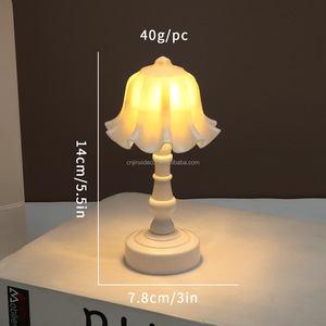 Sáng tạo phong cách Bắc Âu nhỏ LED ánh sáng ban đêm đèn bàn mini retro nhựa thân thiện với môi Pin hoạt động trang trí nhà sinh nhật - Product Image 6
