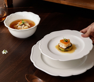 Juego de Vajilla de Cerámica con Borde de Pétalos Blancos Personalizable al por Mayor, Platos y Tazones de Porcelana Fina Estilo Francés para Catering - Product Image 6
