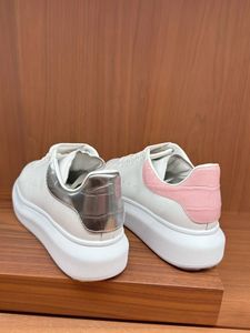 Chaussures de sport blanches en cuir véritable de luxe de haute qualité, chaussures de sport unisexes de créateur McQueenes, chaussures respirantes de marque élévatrice - Product Image 5