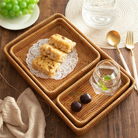Lot de 2 plateaux ronds en rotin tressé faits à la main pour la maison, paniers de service tissés avec poignées, rangement de table