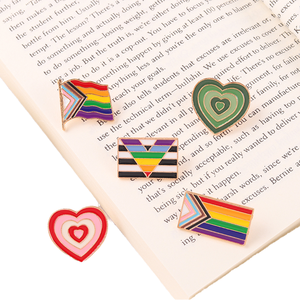 XP-proos หมุดเคลือบแบบไล่ระดับสีมีความภาคภูมิใจในหัวใจสีรุ้งเข็มกลัดชัยชนะมีปกป้ายพิมพ์ตัวอักษรโลหะ - Product Image 4