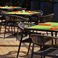 Ensemble de mobilier de restaurant moderne et durable pour l'extérieur : tables et chaises en aluminium avec assise en rotin tressé, chaise métallique d'extérieur
