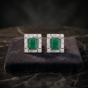 Boucles d'oreilles clous de luxe en moissanite verte taille émeraude, halo baguette, en or 10K 14K 18K ou argent sterling plaqué rhodium, pour mariage, haute joaillerie - Product Image 1