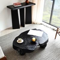 Table basse en bois massif noir de style japonais Wabi-sabi, forme irrégulière, pour une texture de bois naturel