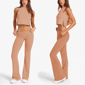 Ensemble de sport 2 pièces YIYI pour femme : Crop top sans manches à col montant avec coussinets, séchage rapide, effet push-up fessier – Tenue de yoga pour femme - Product Image 2