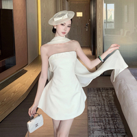 Robe mini élégante sans bretelles avec écharpe drapée pour femme, idéale pour les cocktails d'été, les mariages et les événements.