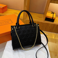 Conçu par un concepteur luxueux. Sac fourre-tout carré en PU. 2025 Nouveau style avec décoration de chaine.2358