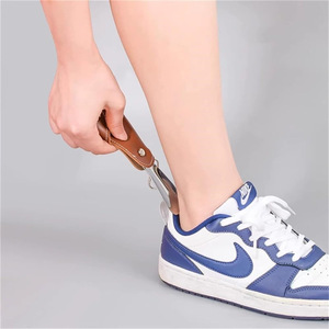 Llavero con calzador de cuero estilo japonés y coreano, elevador de zapatos de acero inoxidable para mujeres embarazadas, sin necesidad de agacharse. - Product Image 5