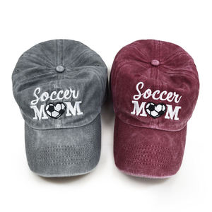 Gorra de 6 Paneles Negra Lavada con Bordado Blanco de Corazón 'Mamá Futbolista' para Mamá Deportista - Product Image 3