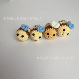 Llavero Colgante de Abeja Tejido a Crochet Hecho a Mano, Accesorio para Llaves de Coche con Diseño de Dibujos Animados, Alas Azules y Blancas, Material de Hilo, Estilo Infantil - Product Image 5