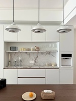 Meubles de cuisine de luxe XINGRUO : Armoires de cuisine blanches modernes avec table à manger intégrée et îlot en pierre frittée