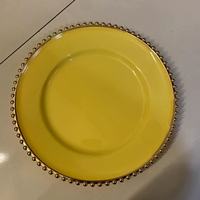 Placas de cargador con cuentas de oro de plástico amarillo redondo clásico de lujo de 13 pulgadas Característica sostenible Eventos de boda
