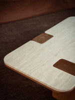 Table basse vintage de style français en marbre, avec un design tendance en pierre naturelle nid d'abeille et un cadre en bois massif, style Wabi-sabi, pour les petits espaces
