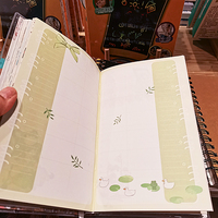 Livre d'images illustré de dessins animés avec pages découpées spéciales, en papier écologique, pour la lecture éducative préscolaire et les fêtes