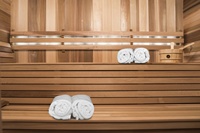 Neues Design: Kanadische Rotzeder-Würfel-Außensauna mit traditionellem Holzofen, Oberlichtern und Computer-Bedienfeld