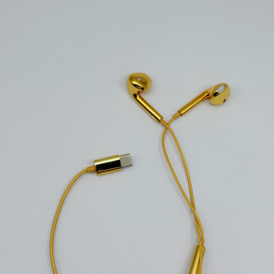Audífonos Intrauditivos con Cable Tipo C, Cromados en Oro, Audífonos Metálicos con Cable, Bañados en Oro - Product Image 4