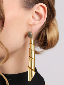 ต่างหูริบบิ้นเคลือบทองทรงหยดน้ำ ดีไซน์เกลียวทองยาวห้อยระย้า เครื่องประดับแฟชั่นสุดหรู ของขวัญสำหรับผู้หญิง สวมใส่ในงานปาร์ตี้ - Product Image 4