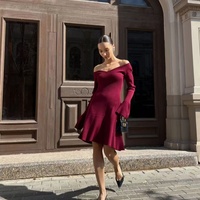 Robe pull pour femme personnalisée OEM/ODM, style mode, épaules dénudées, manches longues, tricotée, coupe trapèze, mini-jupe, sexy