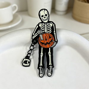 Spilla da bavero in metallo personalizzata, in smalto morbido, con catena, che si illumina al buio, a tema <span class=keywords><strong>horror</strong></span> anni '80, nera, per giacca, decorazione di Halloween - Product Image 2