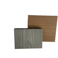 Tarima de WPC Coextruido de Primera Calidad, 140-23 mm, Gris Claro, con Relieve Profundo, Resistente al Agua, para Patios Exteriores