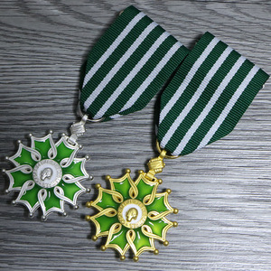 Médailles de victoire personnalisées en métal OEM, <span class=keywords><strong>1</strong></span>ère classe, en alliage de zinc émaillé, moulées sous pression, avec ruban - Product Image 2