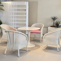 Chaises en osier d'extérieur avec dossier incurvé et coussins pour jardin et terrasse