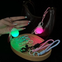 Porte-clés LED multicolore en plastique, motif dessin animé, avec boule lumineuse mignonne, breloque de sac à pompon, accessoire de mode pour femmes et filles