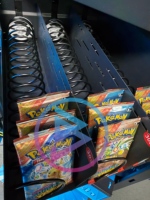 Máquina Expendedora de Tarjetas Coleccionables TCG con Pantalla Táctil Independiente de 32 Pulgadas, Verificación de Edad con Escáner de Identificación